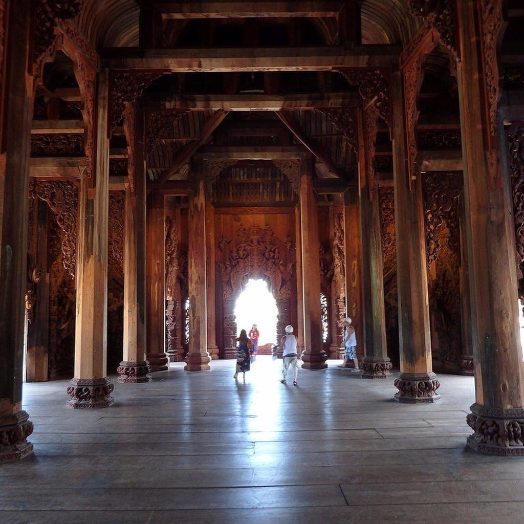 Длительное строительство дало толчок появлению слухов, что жизнь основателя Храма Истины прервется, когда здание будет завершено.