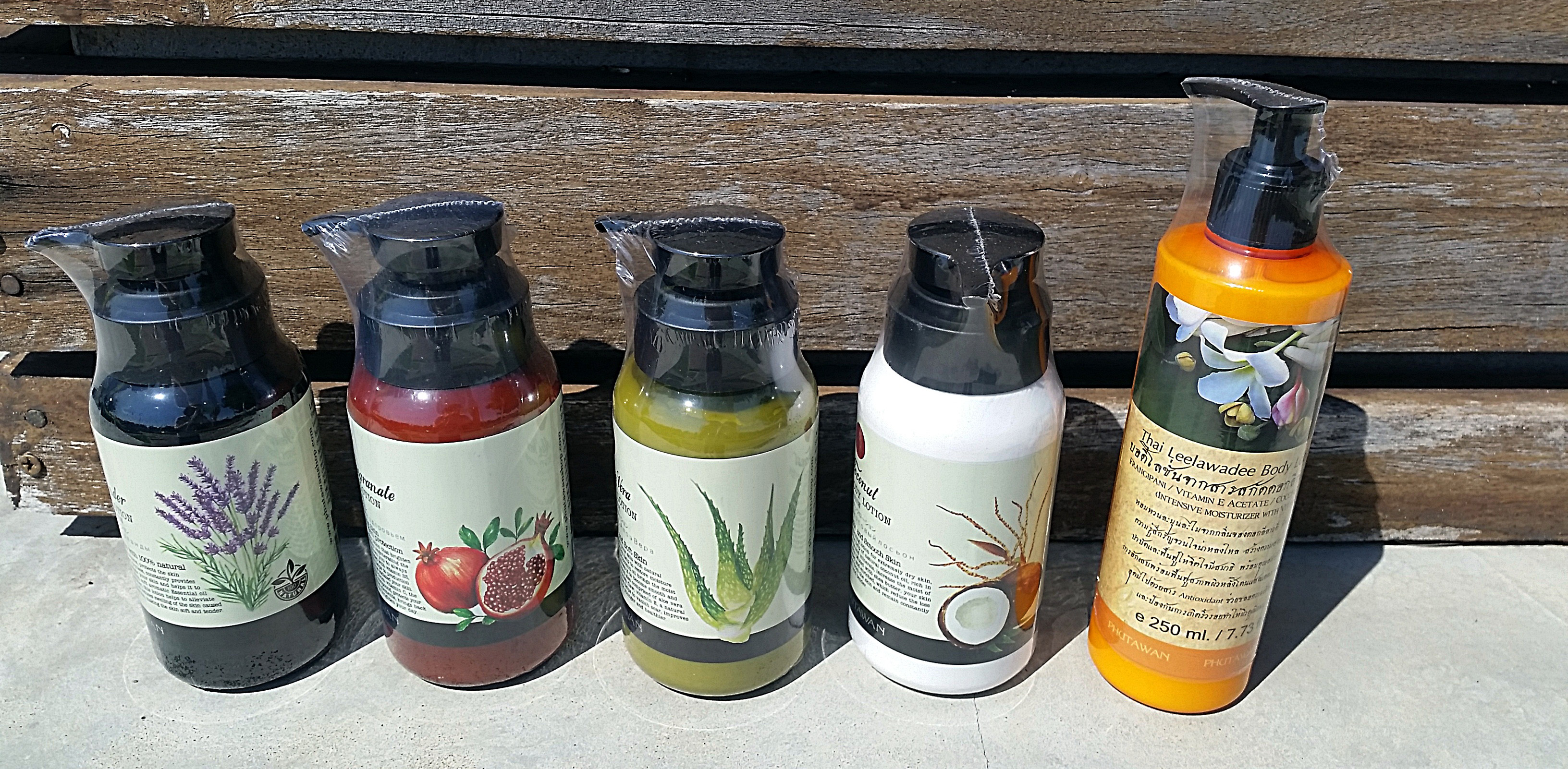 Тайский антивозрастной и осветляющий лосьон для тела Гранат Phutawan Body Lotion Pomegranate